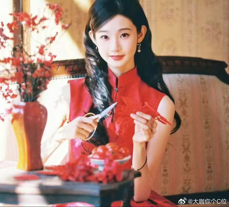 张艺凡民国大小姐张艺凡素色旗袍造型太绝了！美人映光影的氛围感直接拉满，古典气质