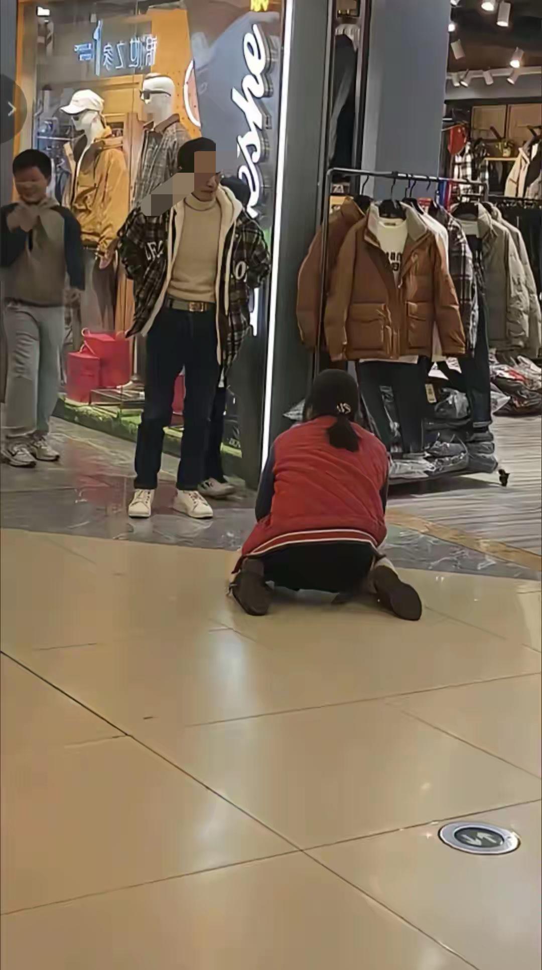 为了一件衣服合格老公下跪！知情者说另有隐情一个卖服装的商场里一女子突然给丈