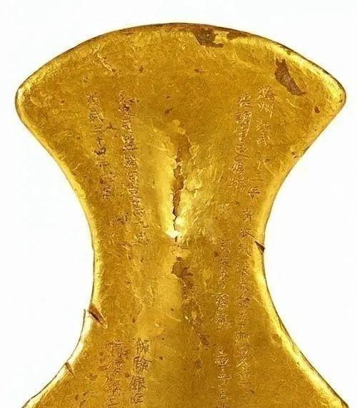 1972年，太原村民在地头取土时，意外挖到两块4斤重的大金锭，见四下无人，竟