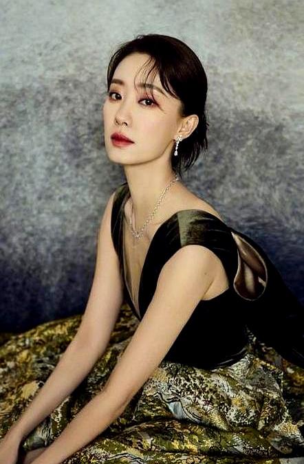 40岁，婚育一栏仍是灰色，张小斐被议论得很热。有人盯着她的“空白”，却忽略了她
