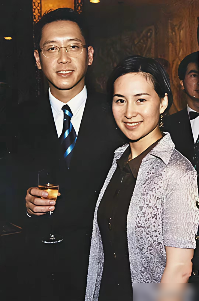 她亲口否了那个让全网意难平几十年的白月光剧本。何超琼自己在访谈里，把跟陈百强的关系摆得明明白白：没爱