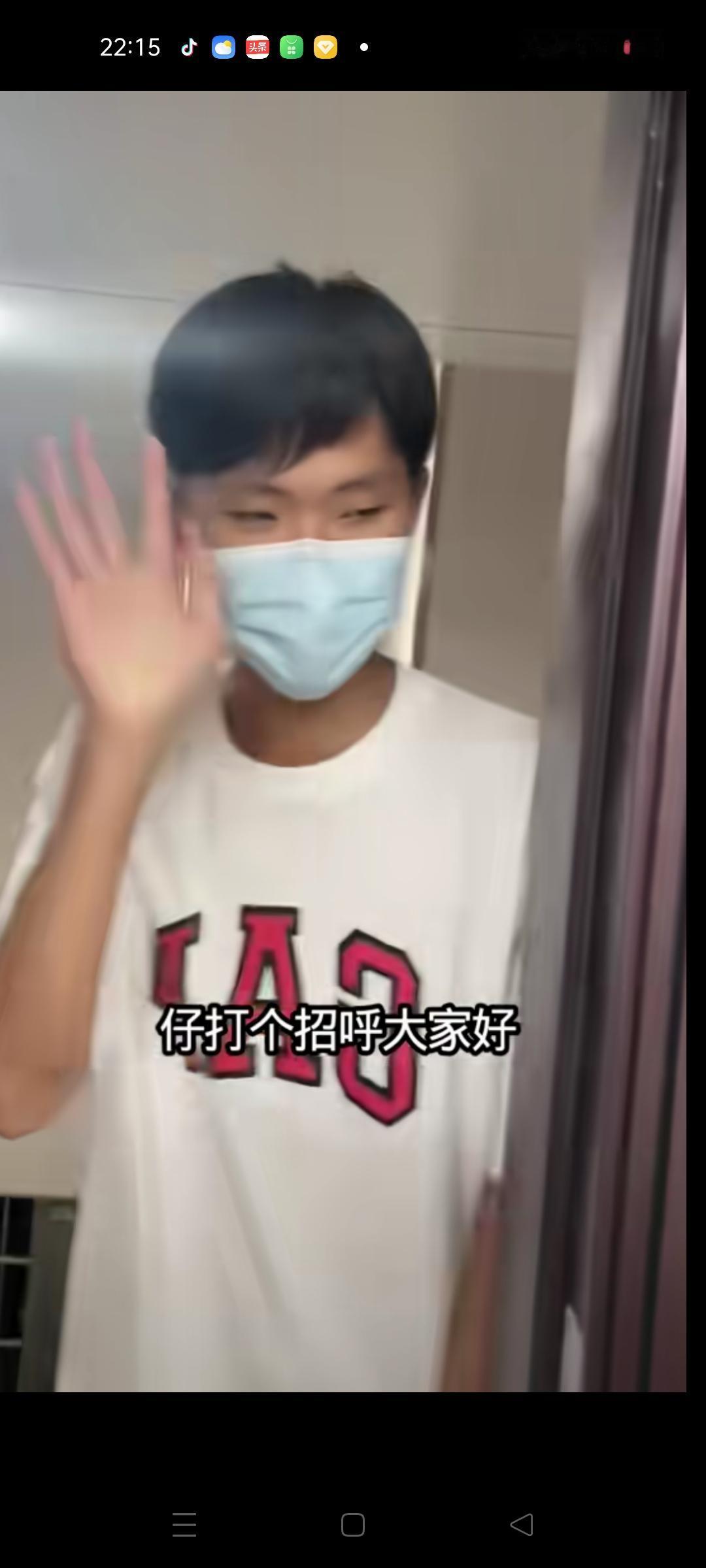 叶锐聪的妈妈今天带着全家去祭拜爷爷，并且还专程买了烤乳猪，坚强的妈妈在跪拜的那一