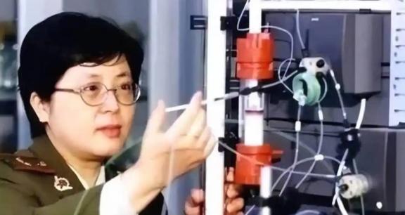 1988年，23岁清华女研究生在火车上对一个男人一见钟情，女子竟不顾家人的强烈反