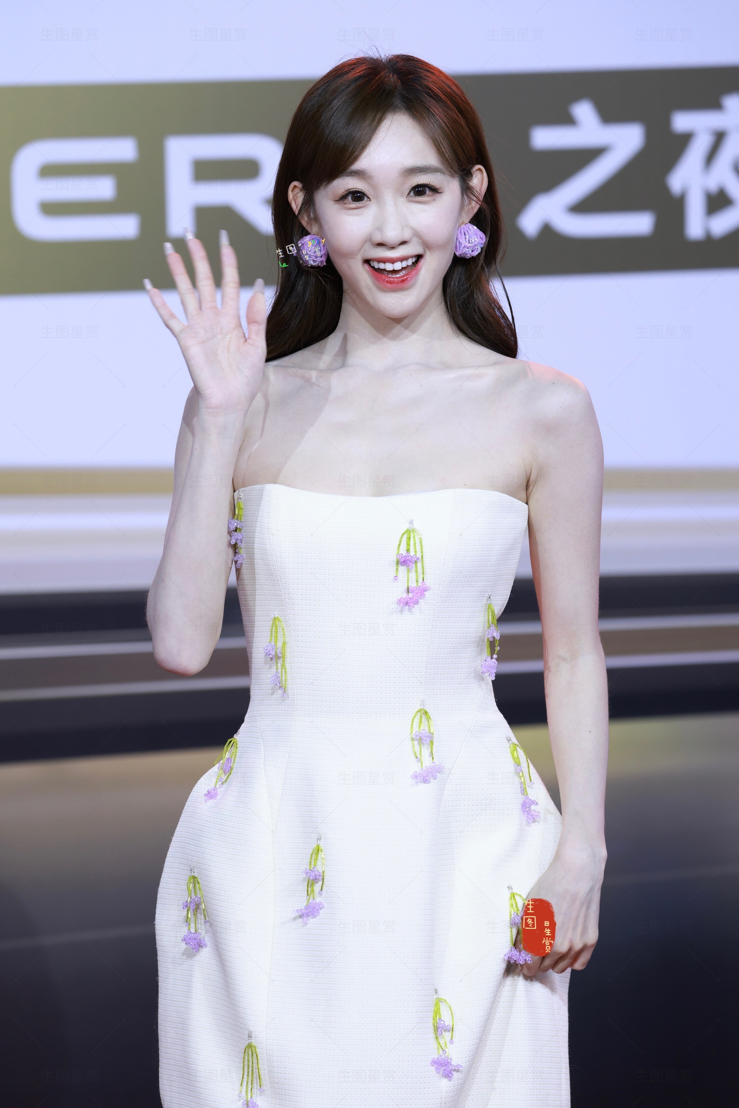 今天是纯白茉莉花李子璇澳门新时代国际电视节红毯生图直出