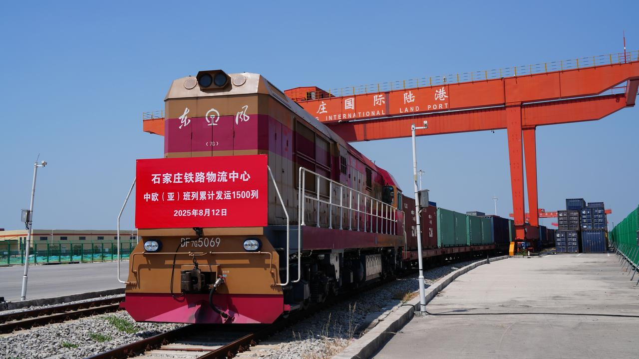 石家庄至中亚铁路公路联运班列图定化。石家庄也有中亚专线班列了。10月1日，一辆搭