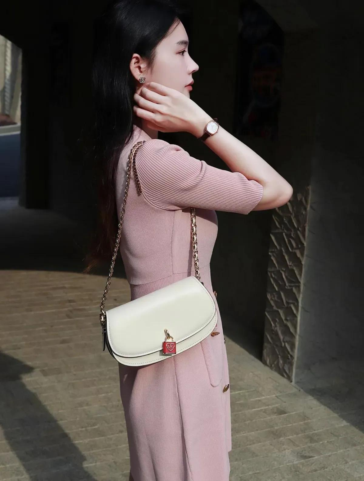 这套穿搭是温柔精致的浅粉针织连衣裙风，甜美元素与优雅质感结合得很巧妙。浅粉色针织