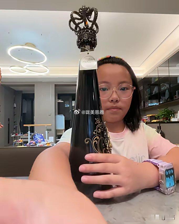 女孩晒天价矿泉水遭网暴，家长认清现实！