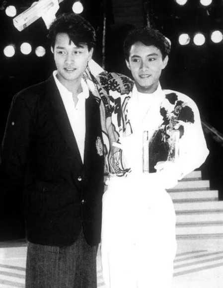 1984年，一档TVB的歌唱比赛上，主持人询问张卫健：“你和张国荣是什么关系？”