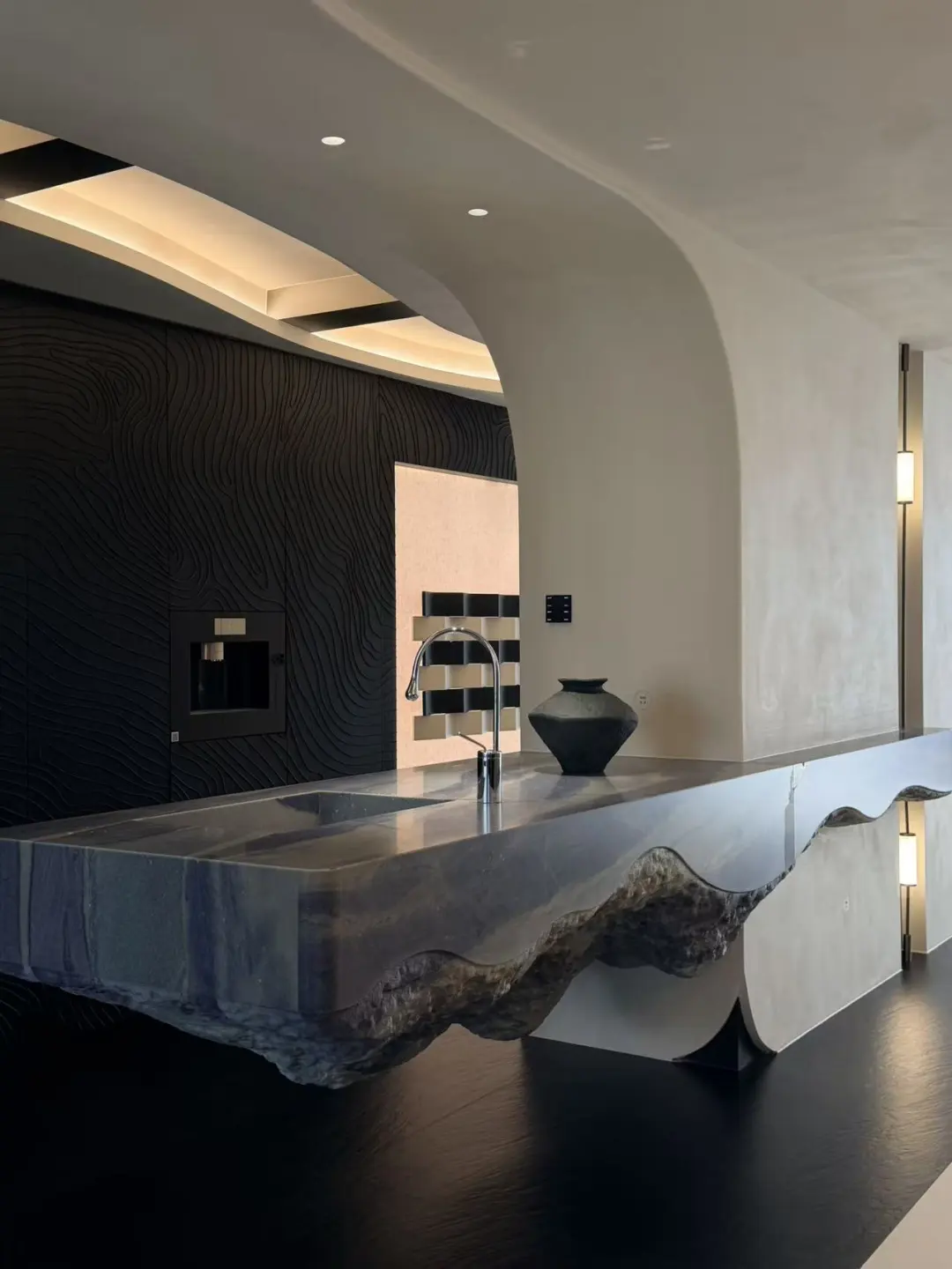 在精装房里改造出一个超酷的悬浮岛台