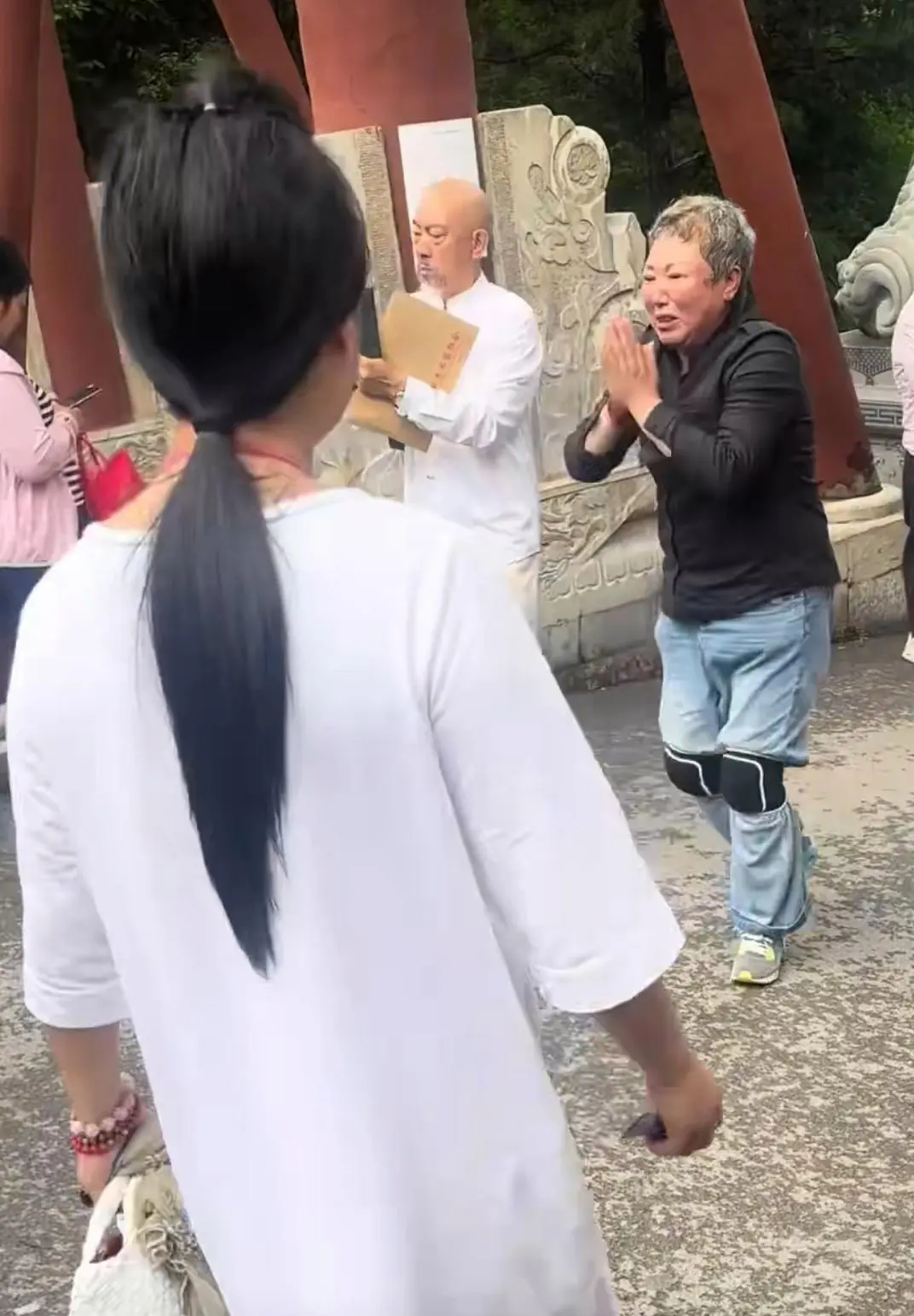 女子看到白须高僧，激动得泣不成声，倒地便拜！