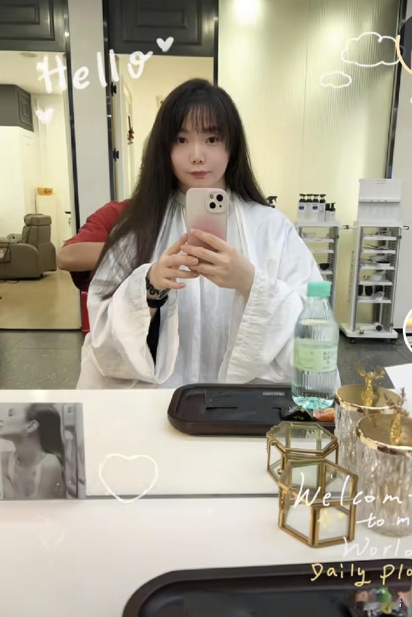 何卓佳这么快就回北京了呢。在去参加封训前，何卓佳去剪了个刘海儿，看到她更新动态