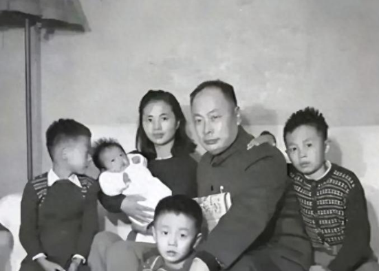 1974年，陈毅夫人张茜病重弥留之际，盯着三个儿子只说了一句话：“妹妹不出嫁，你