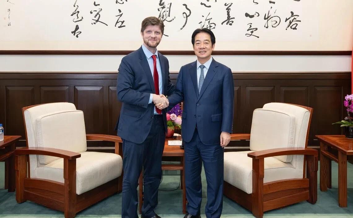 赖清德喊话特朗普“增兵台海”，解放军数十舰机冲过海峡，美军顾问紧急撤离金门。先