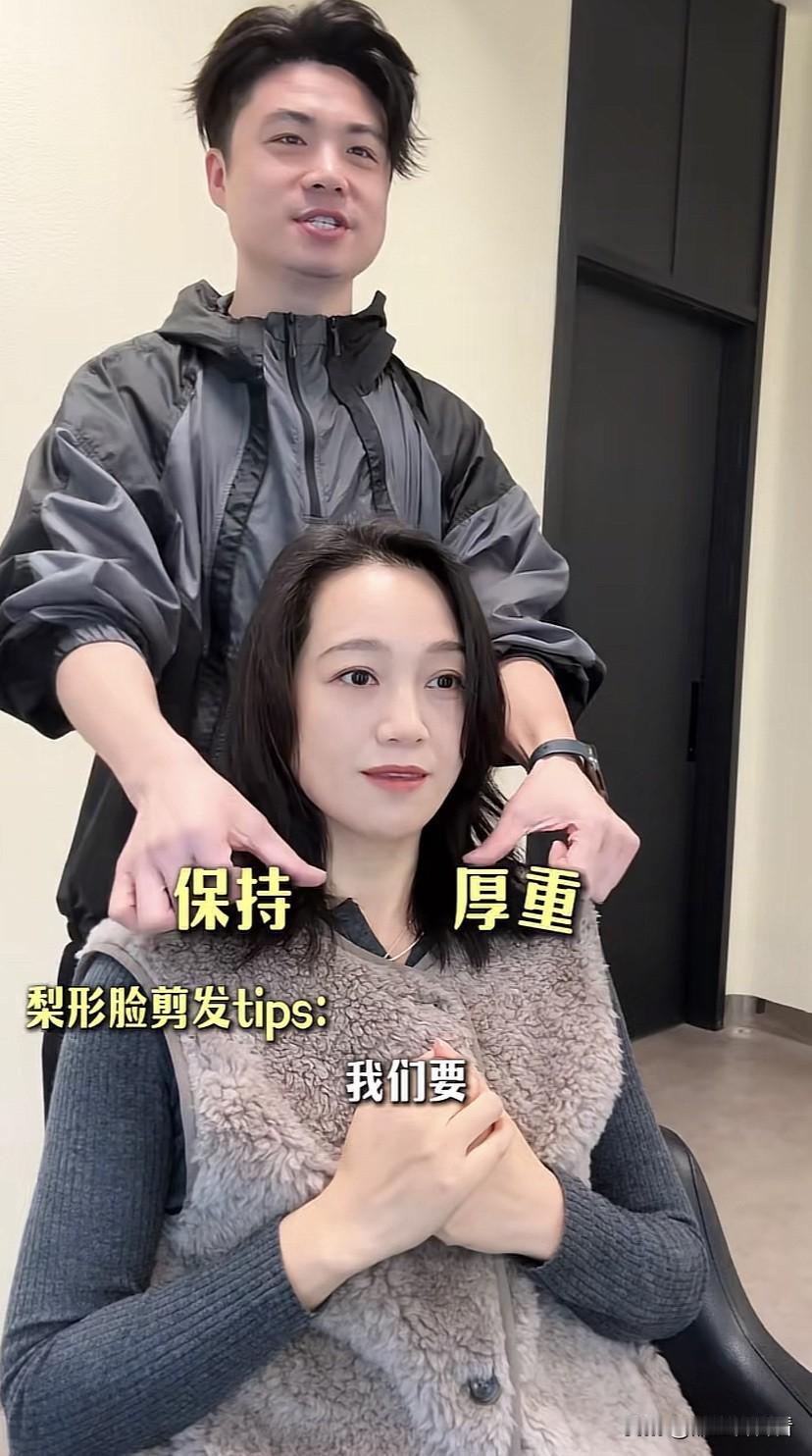 朱丹剪了短发像变了一个人，韩范十足，穿同样的衣服，两种不同的感觉，朱丹长发披肩真