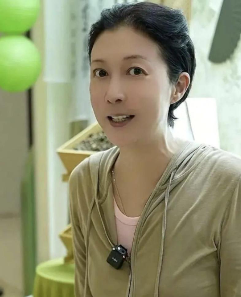 成龙不承认小龙女其实是对的！毕竟当初吴绮莉怀孕的时候，成龙是要求吴绮莉打掉孩