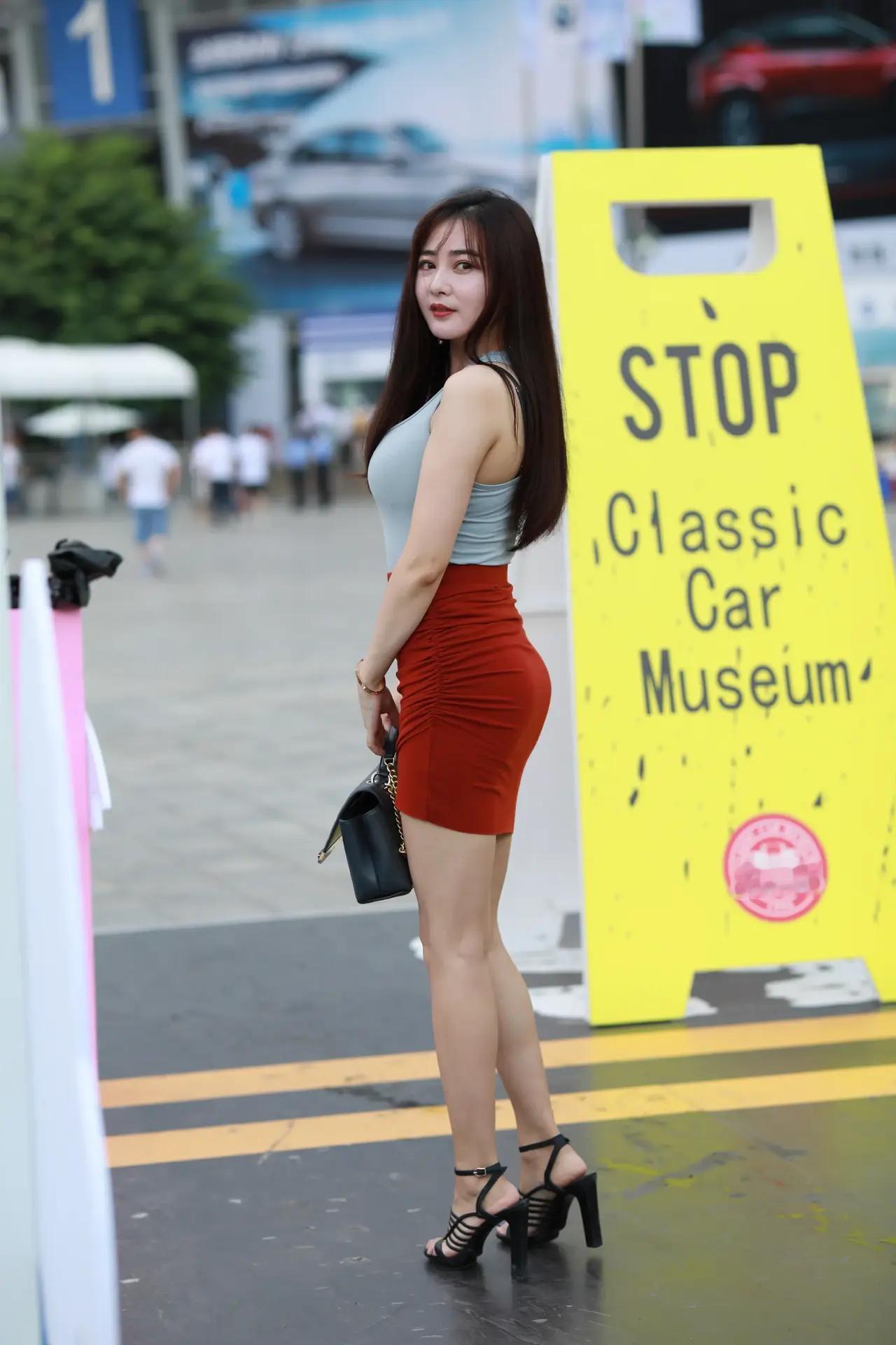 打卡经典车博物馆，时尚穿搭出街！🚗👗👠什么样的女人最令人着迷“大骨架”的