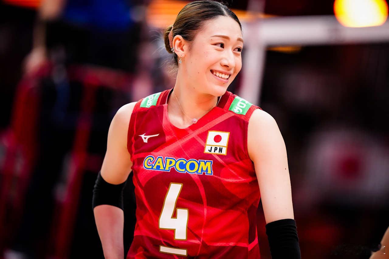 国际排坛动态日本女排日媒标题：与荷兰激战五局，日本女排逆转晋级四强。距离时隔15