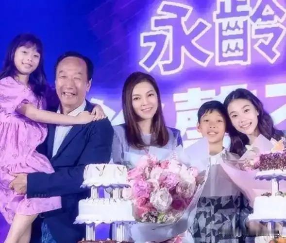 51岁郭台铭妻子拼四胎，勇气背后藏深情51岁的曾馨莹嫁给大24岁的顶级富豪郭台