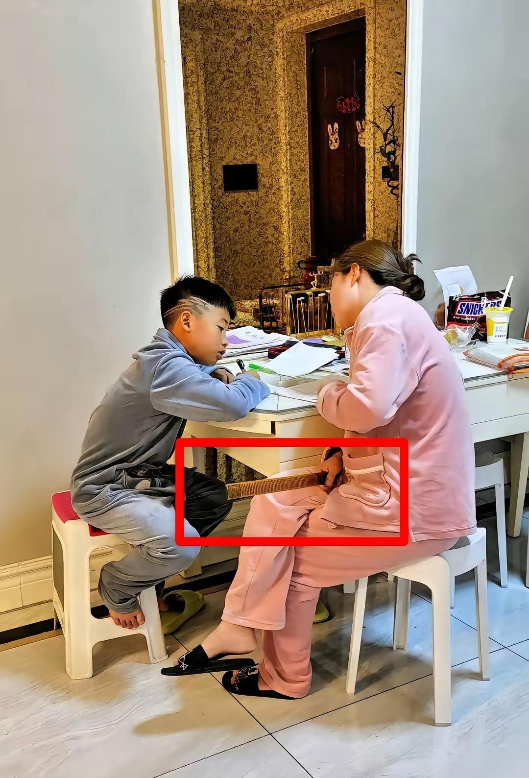 最近足球小将孟新艺的反差名场面，直接刷爆全网，看笑了无数网友。​​很难想象，