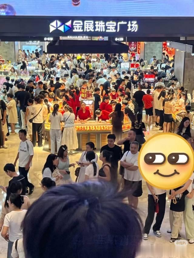 价格暴涨也挡不住! 深圳这里“围得水泄不通”