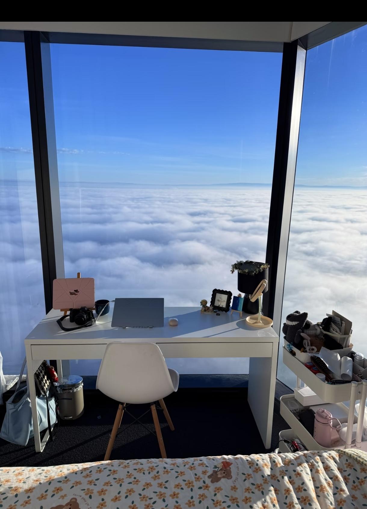 云上人间，景色无敌了，每个人都能分享自己的生活，包括玉帝。云层把你完全暴露，睁眼