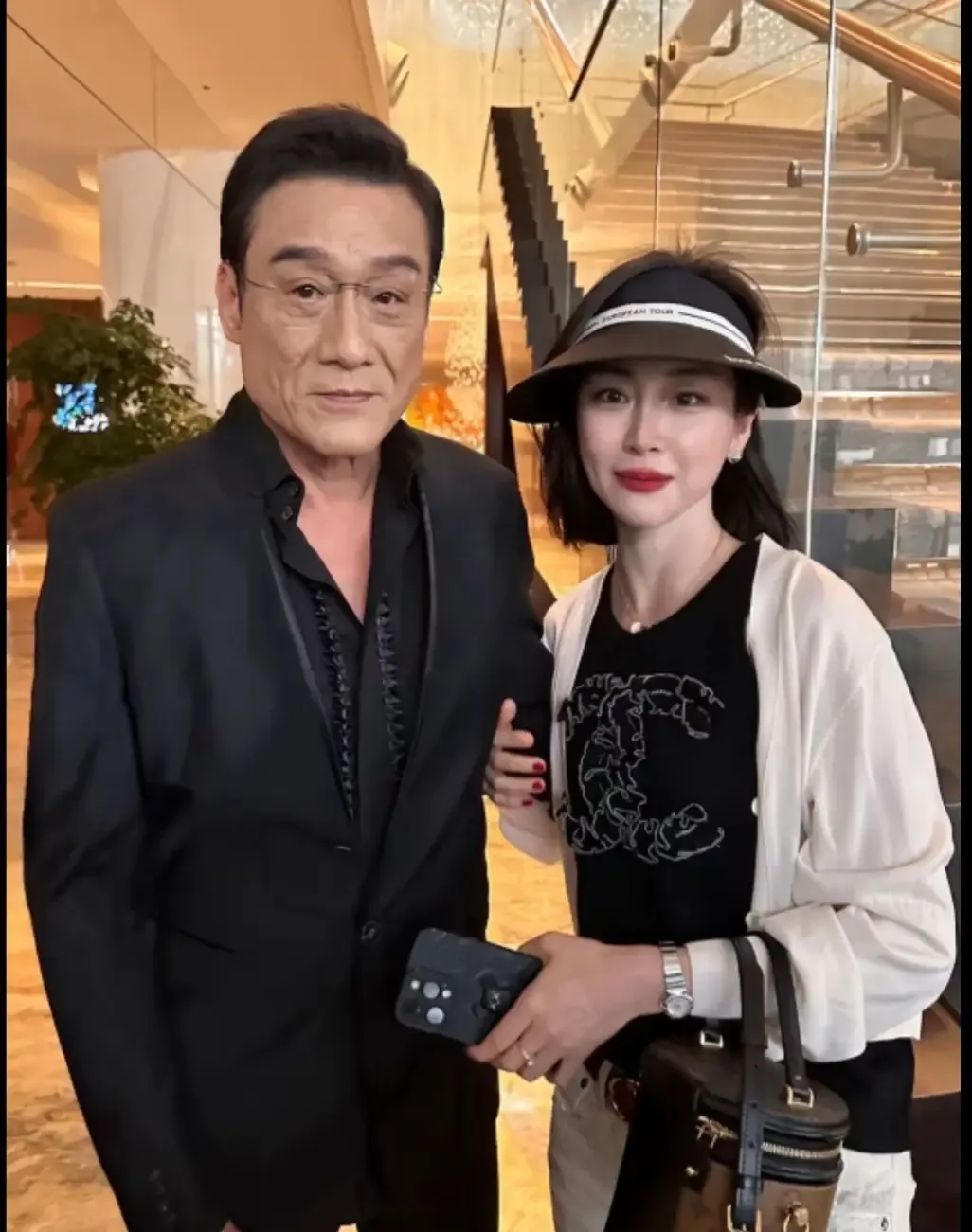 梁家辉给天下男人上了一课：娶老婆可以娶相貌平平的，这里说的“爱攀比”，不是在说一个人不能追求更好的生