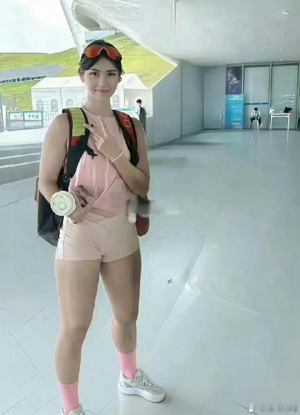 夏思凝这腿一看就知道练什么运动的吧，比吴艳妮还粗了​​​