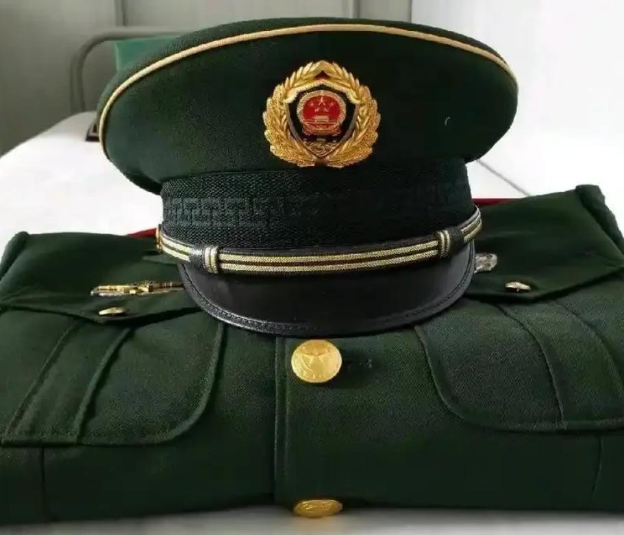 “退役”和“退伍”虽只差一字，却天差地别。退伍的义务兵，两年期满，部队叠好被子，