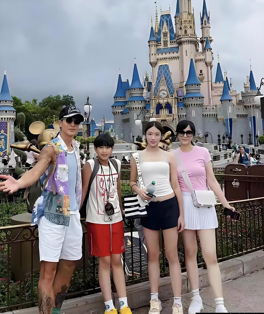 吴尊一家颜值太绝啦！全家高颜值，瞅一眼就不禁感慨基因超强大​​​