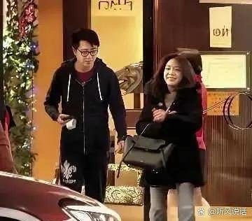 庾澄庆和现任妻子逛街被偶遇，穿搭气质都很温婉，和伊能静的风格完全不一样，各有各的