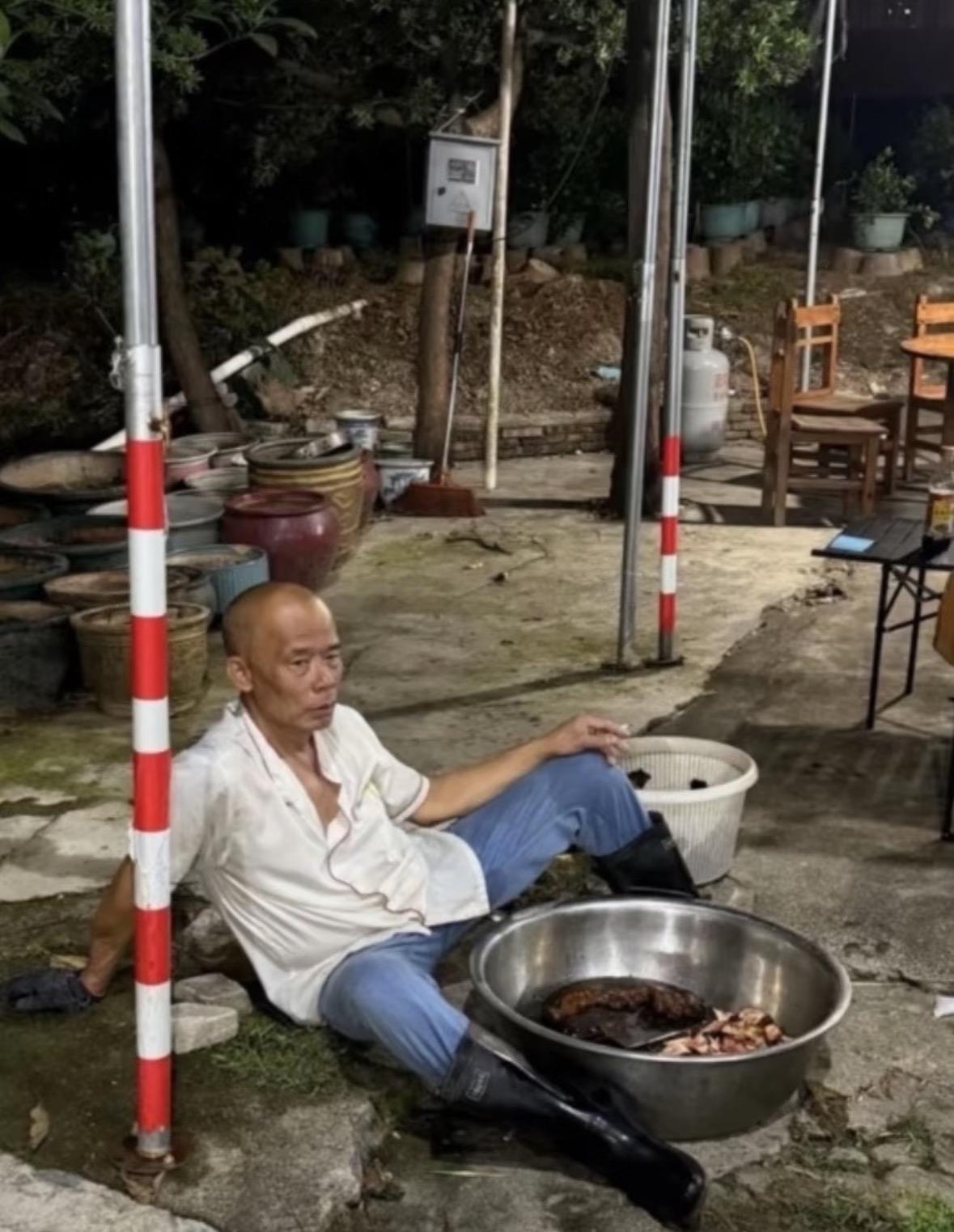 有没有人发现，莫老板根本不爱赚钱，他们家的房子都是红砖头，窗户也是10年前