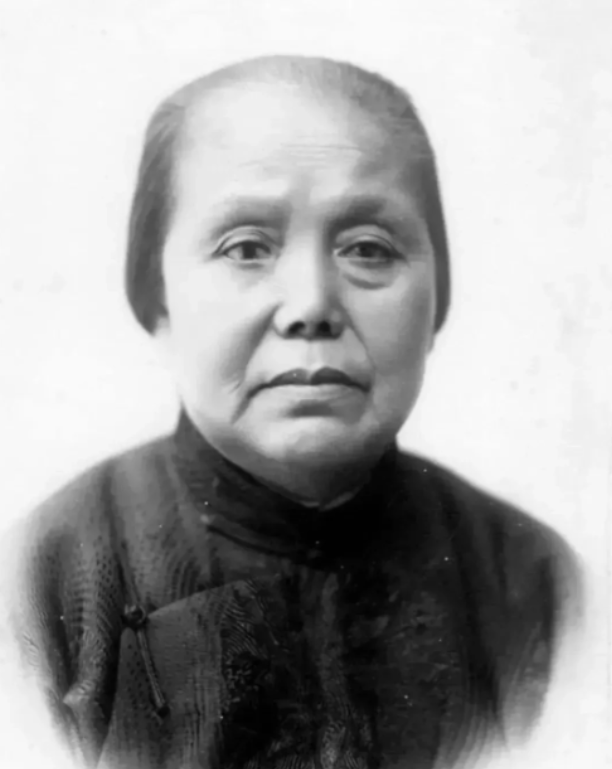 1915年，孙中山向发妻卢慕贞正式提出离婚，48岁的卢慕贞不哭不闹，只在信中回复