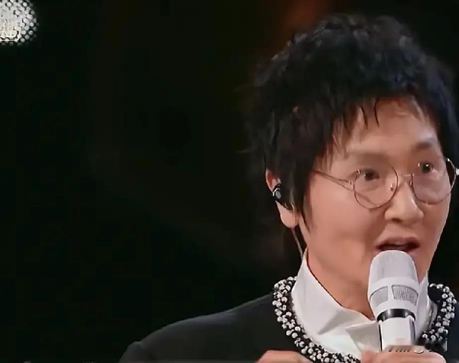 那英孙楠屠洪刚王菲四个人，从九十年代一路唱到现在，被圈内人叫“铁四角”不是亲戚，