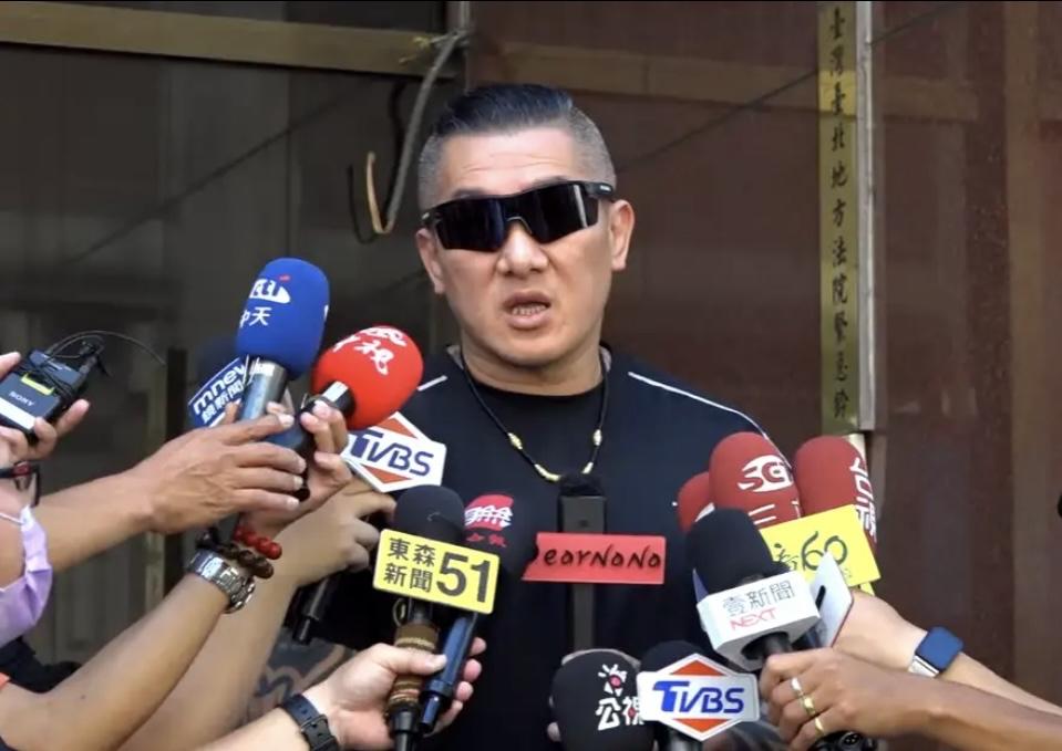 馆长这波辩解也太让人失望了！自己喊出“斩首赖清德”，被民进党盯上后，却把责任推给