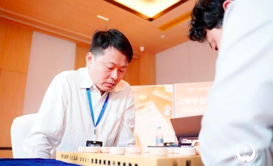 王天一被终身禁赛那天，棋盘上的棋子没动，人心却乱了。他不下棋了，但直播还在。