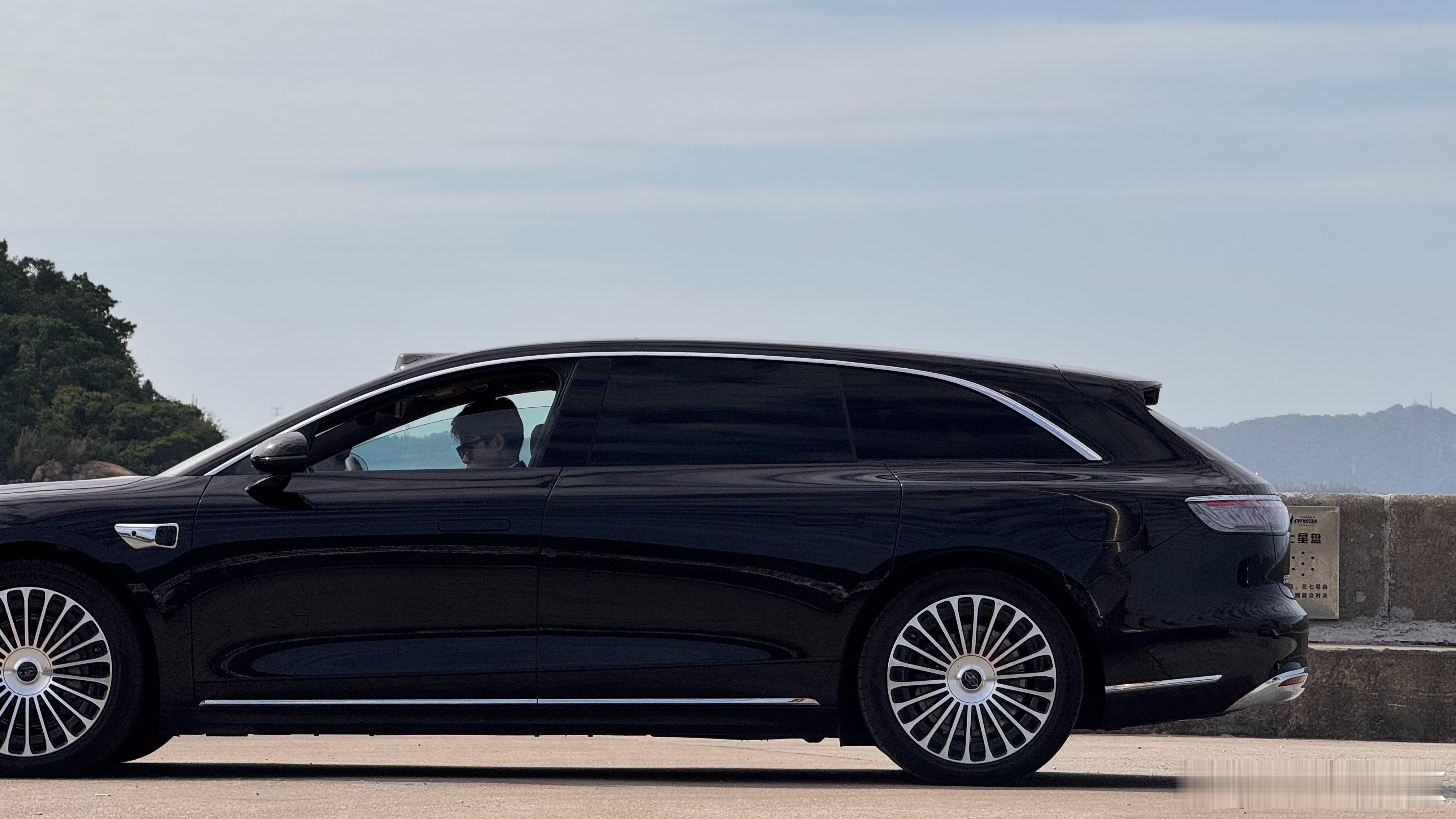 轿车版的线条没什么问题，我觉得很顺眼但旅行版真心太严肃了….特别是黑色车身旅行版