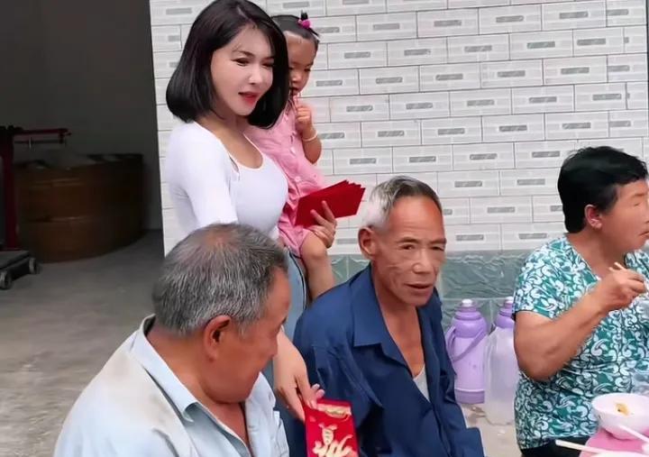 庞麦郎爆火能赚大钱了，知名演员龚玥菲带女儿去找庞麦郎认干爹。龚玥菲这段时间和