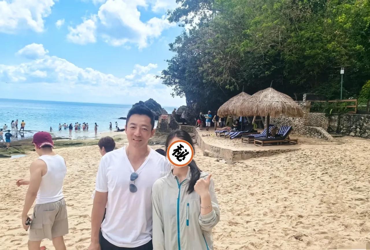 汪小菲在巴厘岛，有游客认出他，说他人超级好。筱梅的妈妈也去了？后边那位短发的女士