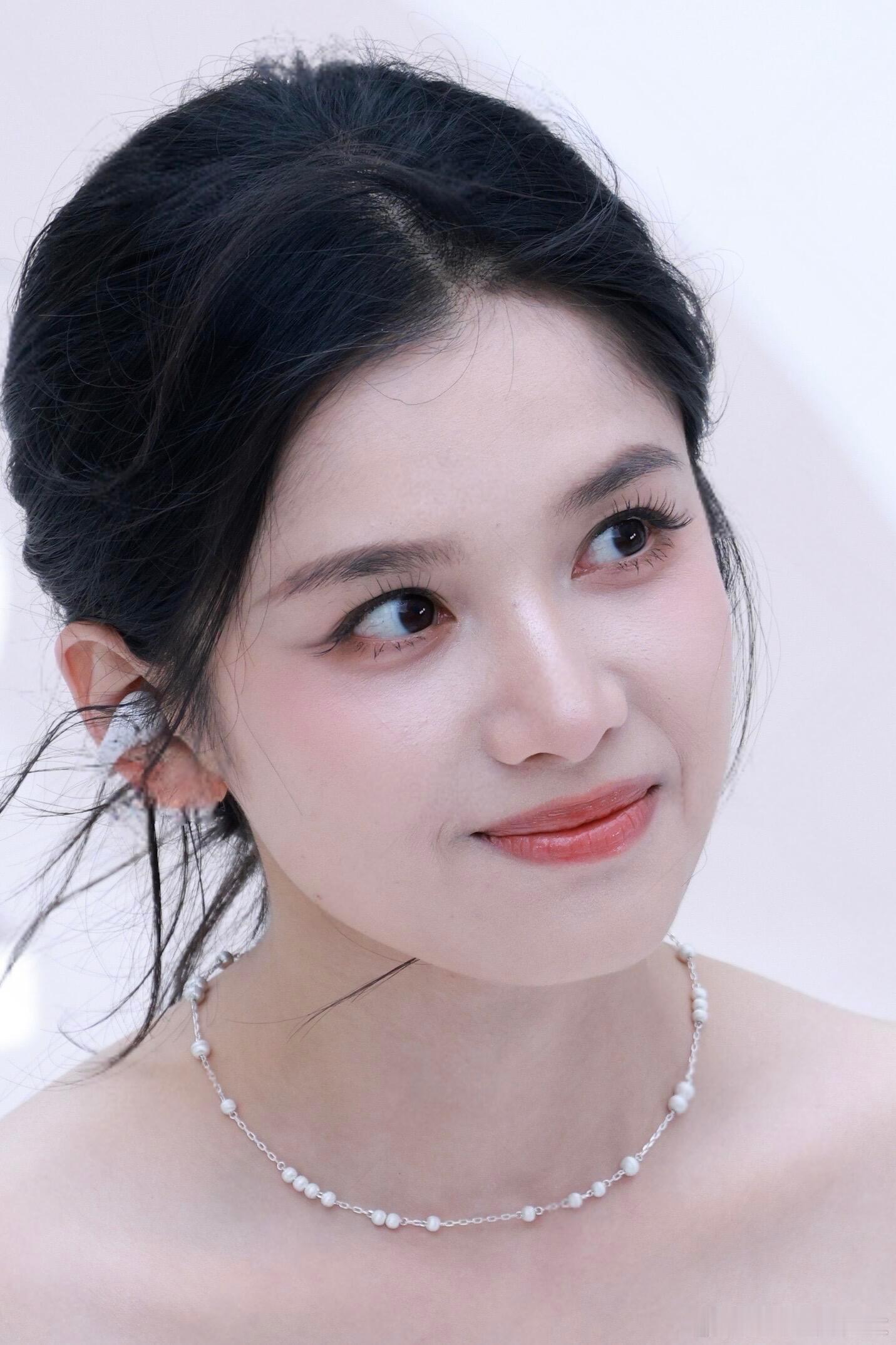 张婧仪怼脸的神