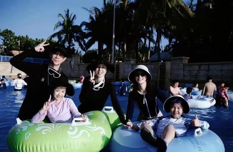 董璇佟丽娅三亚带娃合体！小酒窝朵朵“青梅竹马”萌化全网，闺蜜情跨越代际2月的