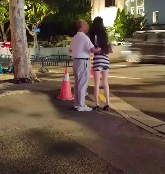 老婆和领导深夜散步，还说别多想[惊恐]