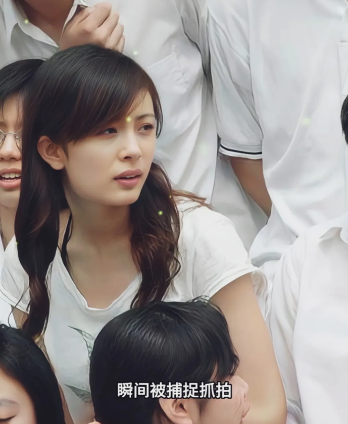 这张照片拍摄于2005年，是北京第十四中学的毕业照合影，在准备拍照是被瞬间抓拍到