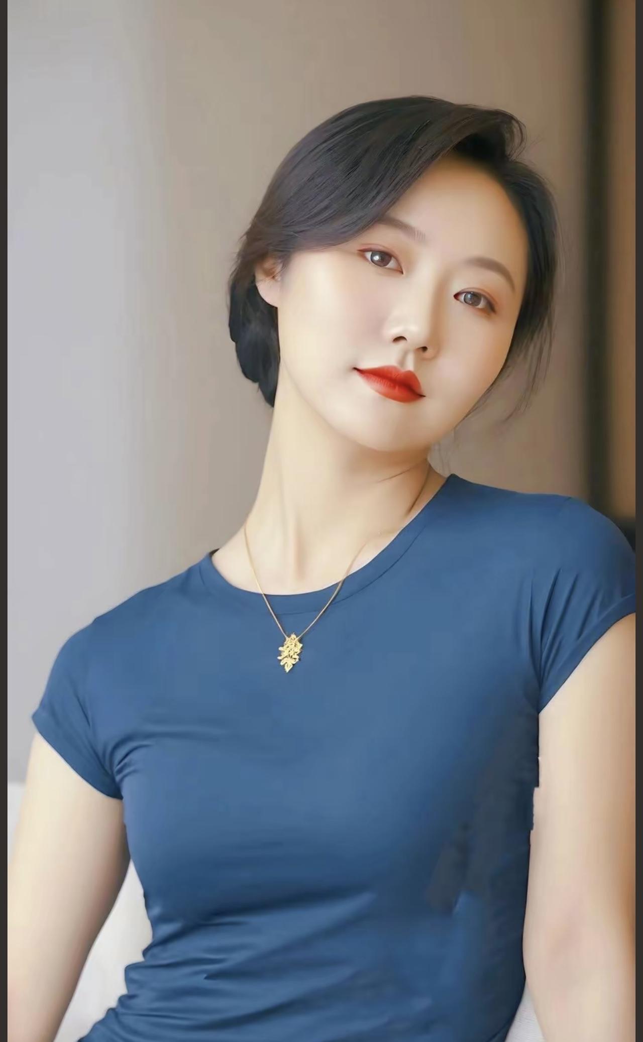 《颂淡定的姑娘》她把淡定穿成深蓝的衣裳颈间金芒是岁月酿的光目光漫过喧嚣