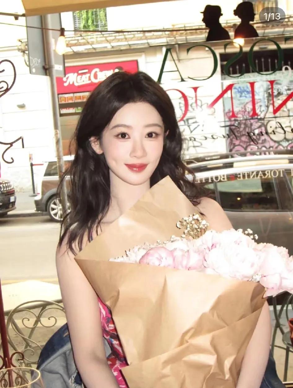杨紫米兰街头随拍，一袭印花吊带裙氛围感拉满。色彩大胆却不显杂乱，明媚又有女人味