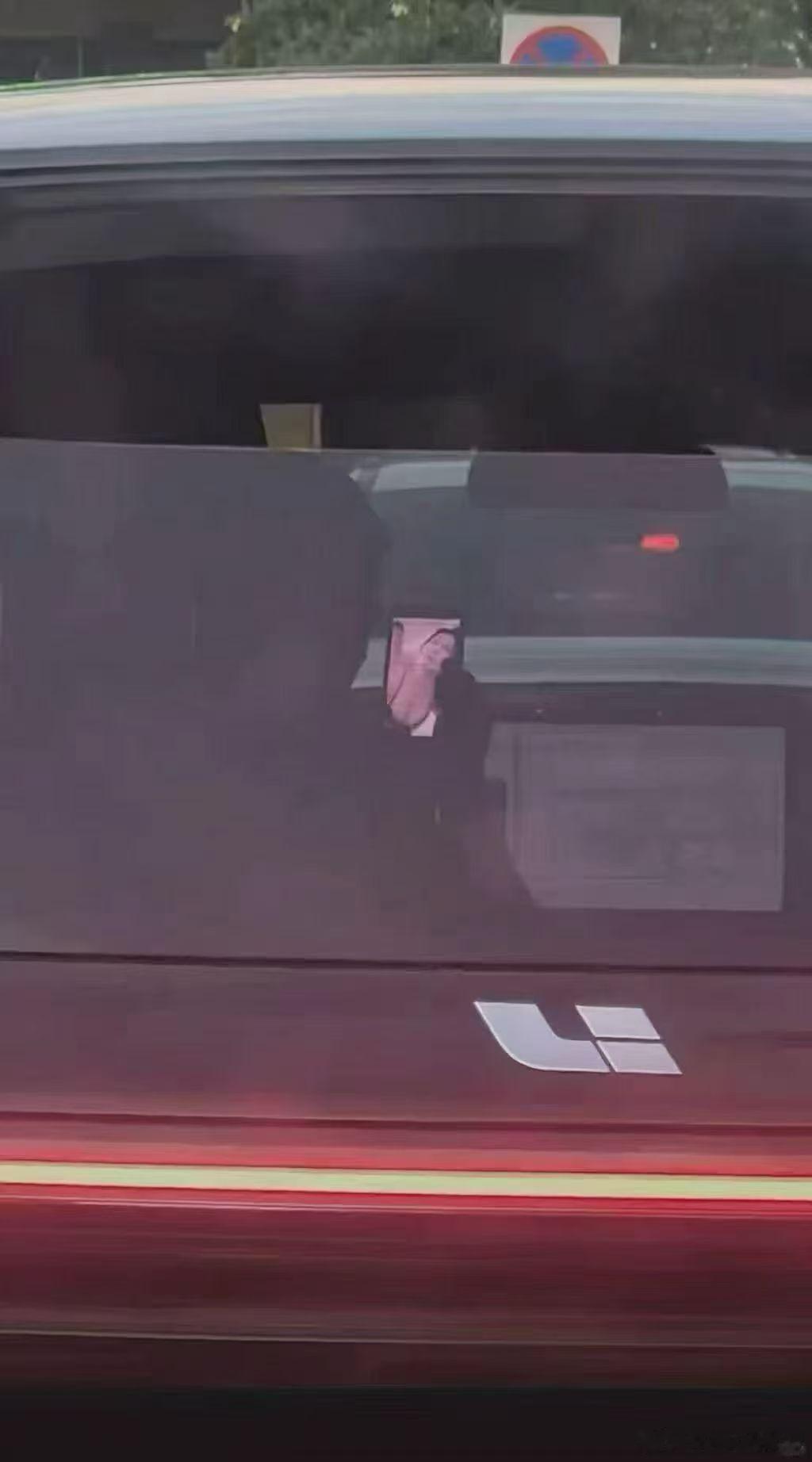 后挡的膜还是贴黑点吧