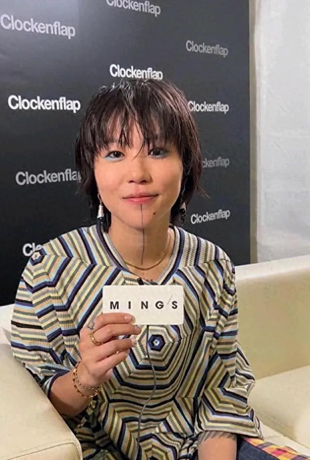 王菲女儿窦靖童母女俩越来越像，不管神态还是表情，简直一模一样。
