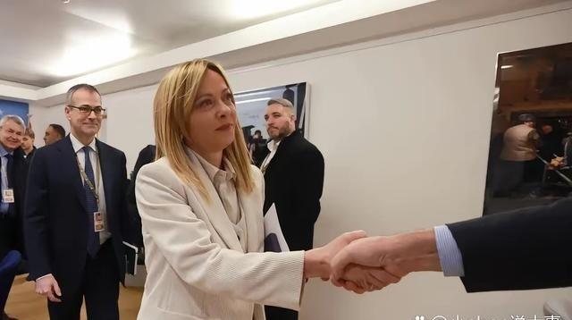 意大利总理梅洛尼昨天跟德国总理开完会，面对记者居然说了这么一段话：她希望诺贝尔和