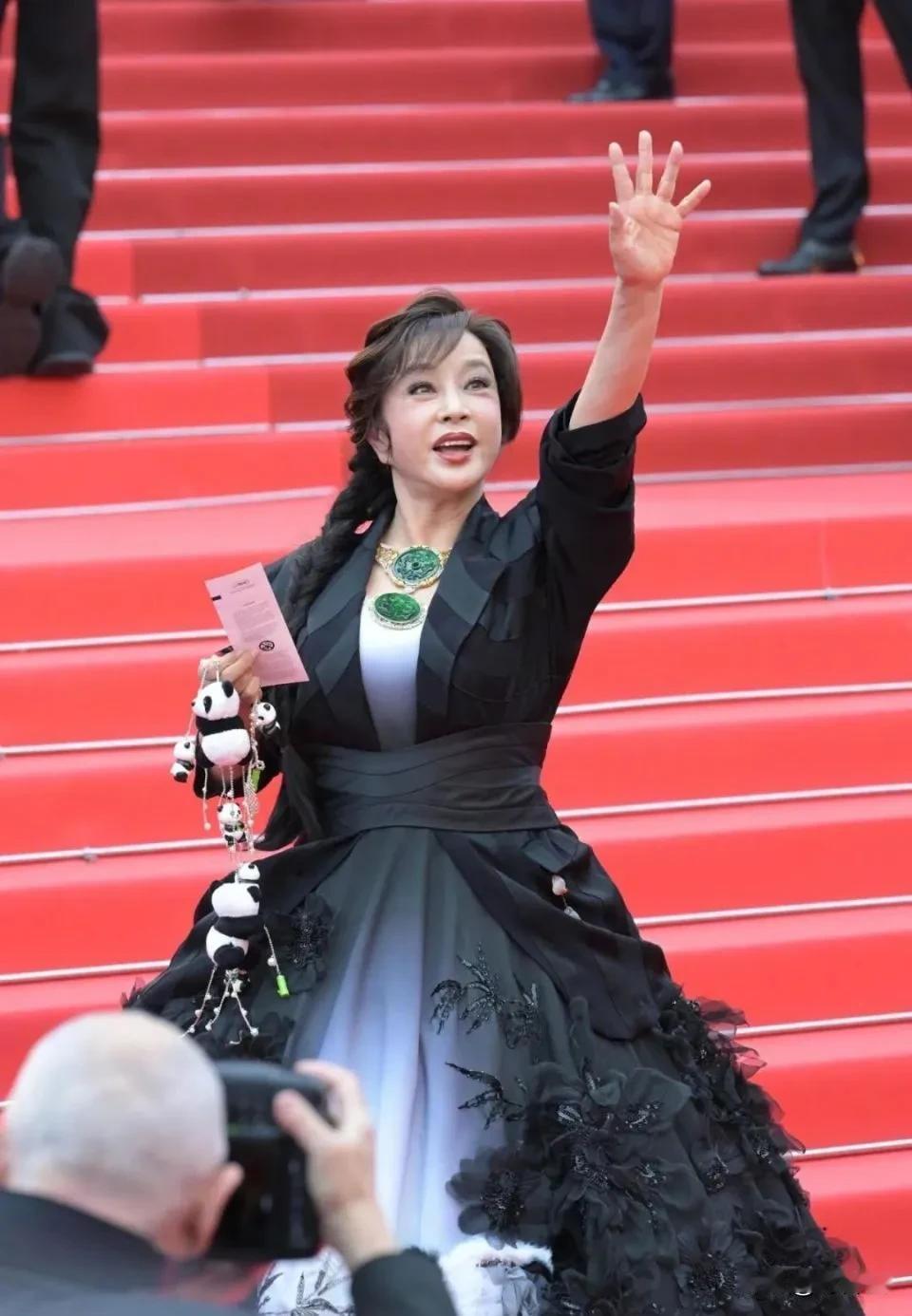 74岁刘晓庆戴上亿翡翠，称霸戛纳！前男友：她随便卖个钱都花不完
