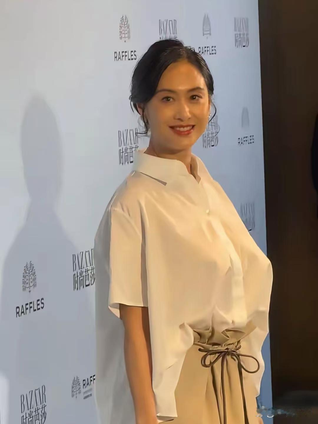 54岁朱茵参加活动照。