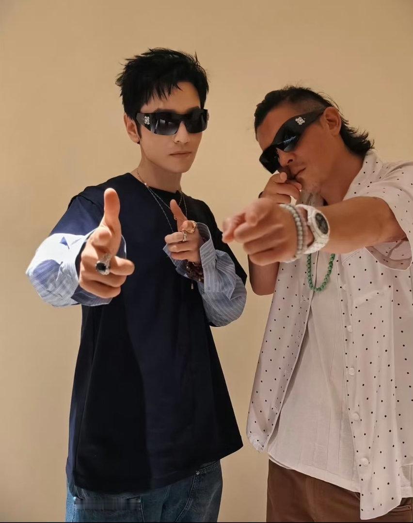 #45岁的陈冠希48岁的黄晓明#说实话，黄晓明确实看起来要年轻，但是两人都很帅​